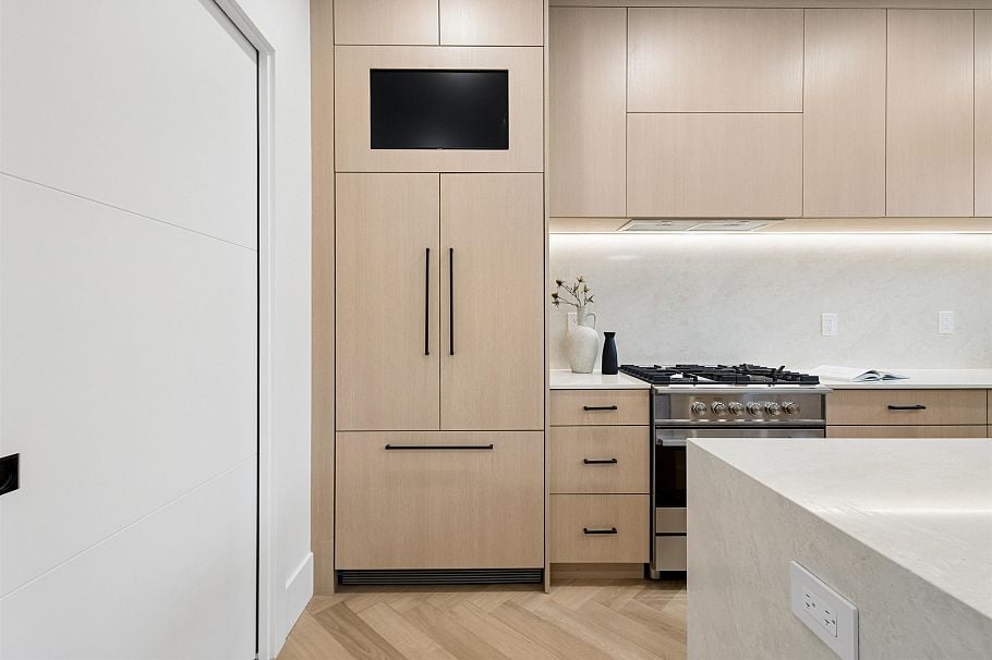 2 3639 E 46th Avenue Vancouver, BC - 3