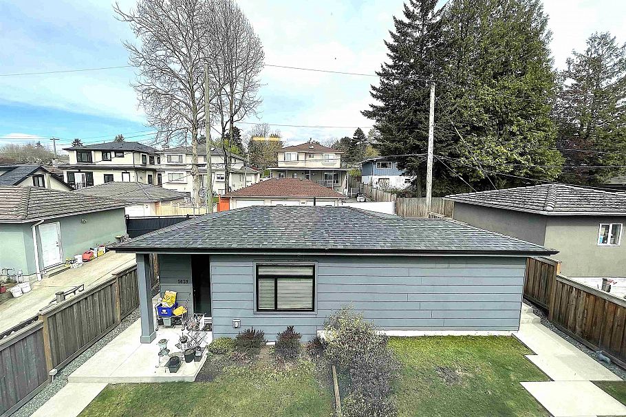 1633 SE Marine Drive Vancouver, BC - 36