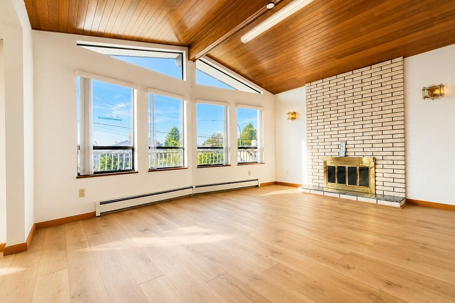 3292 E 43rd Avenue Vancouver, BC - 3