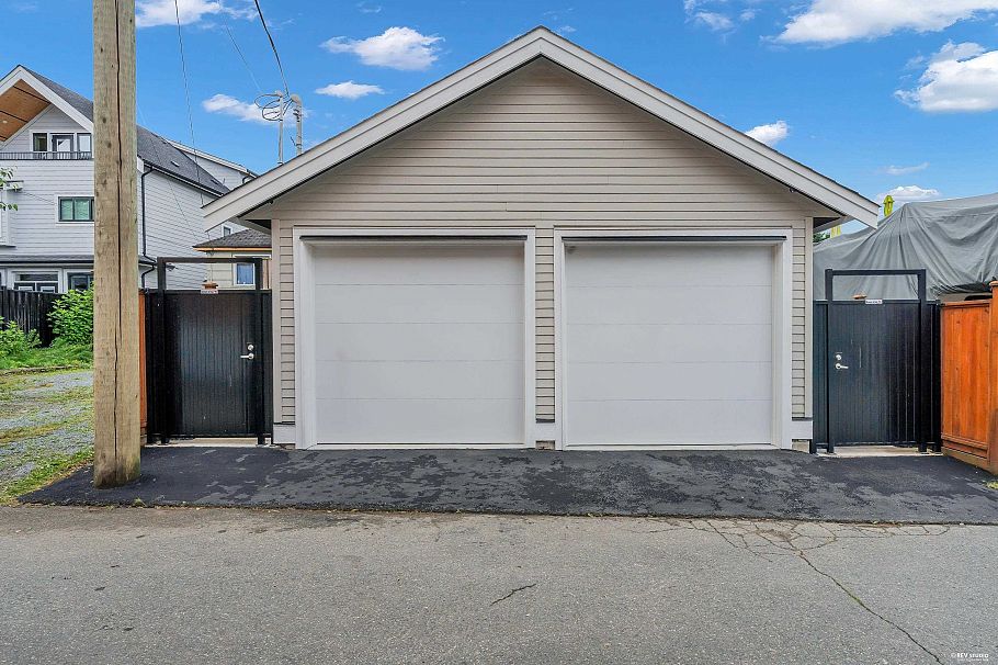 2 3627 E 45th Avenue Vancouver, BC - 35