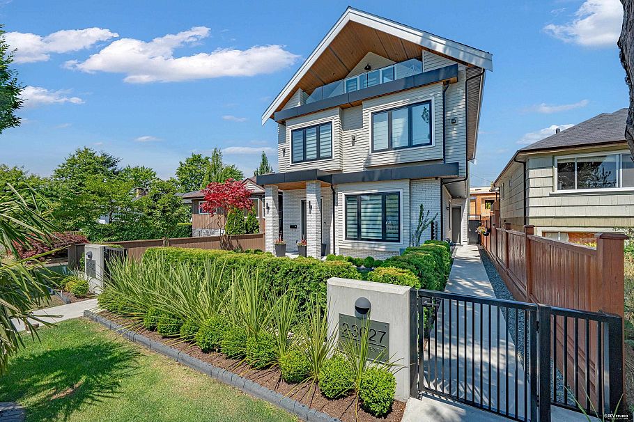2 3627 E 45th Avenue Vancouver, BC - 2
