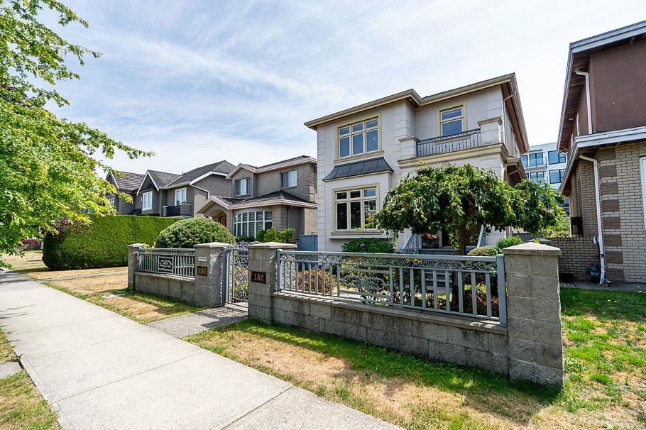 152 W 48th Avenue Vancouver, BC - 2