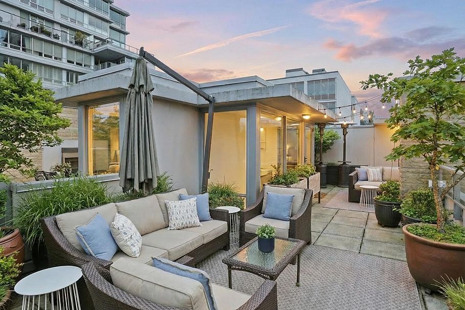 1576 W 8 Avenue Vancouver, BC - 32
