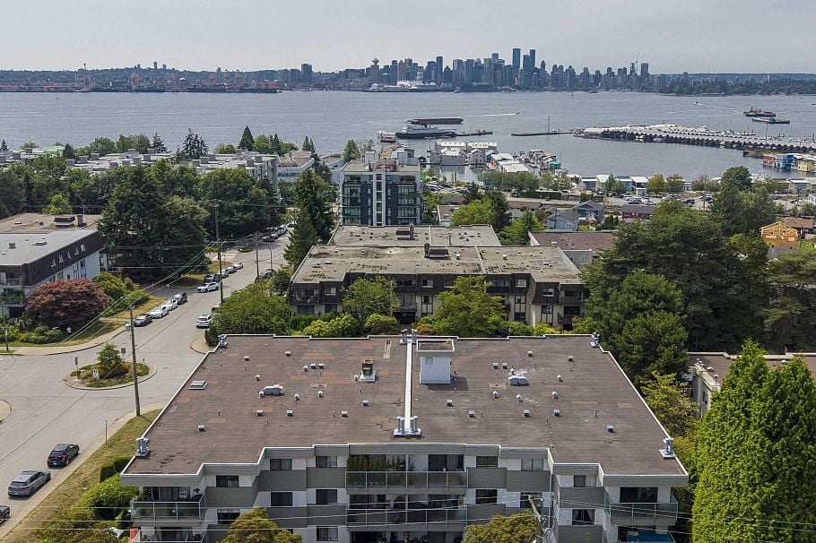 307 308 W 2nd Street North Vancouver, BC - 30