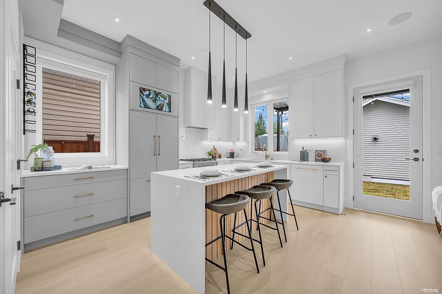 2 3627 E 45th Avenue Vancouver, BC - 9