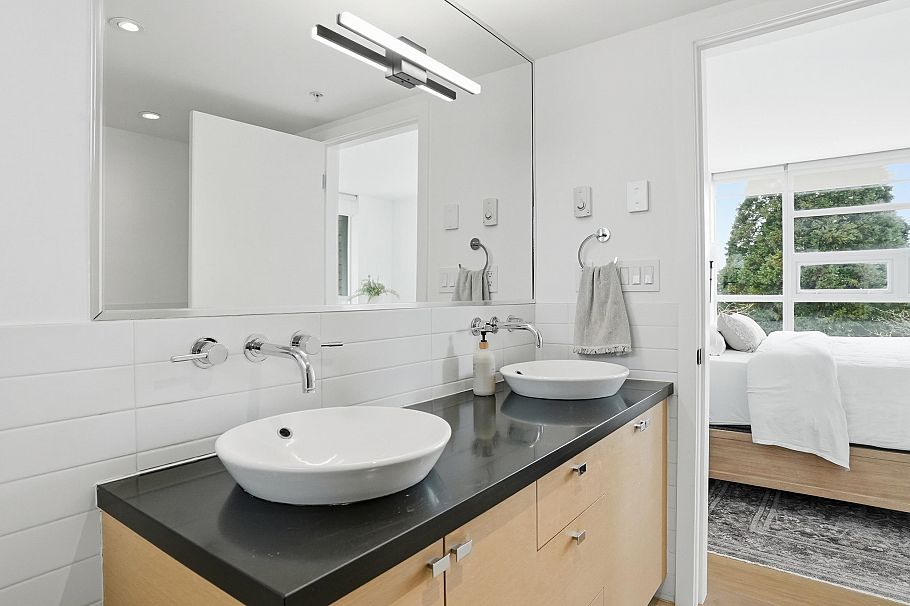 1576 W 8 Avenue Vancouver, BC - 22