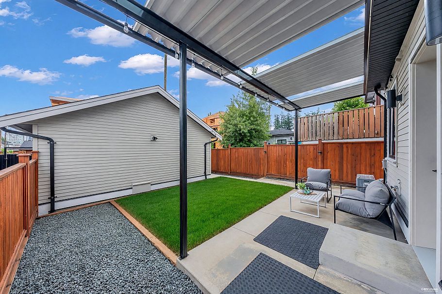 2 3627 E 45th Avenue Vancouver, BC - 31