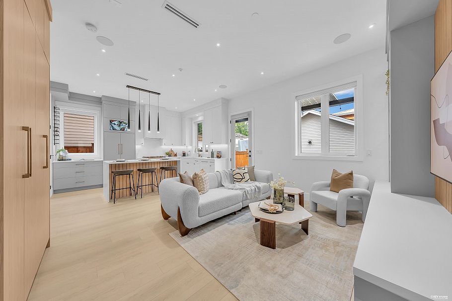 2 3627 E 45th Avenue Vancouver, BC - 4