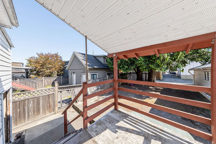 3378 E 26th Avenue Vancouver, BC - 25