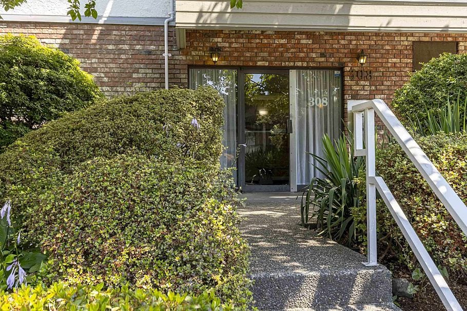 307 308 W 2nd Street North Vancouver, BC - 26
