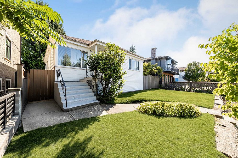 3378 E 26th Avenue Vancouver, BC - 9