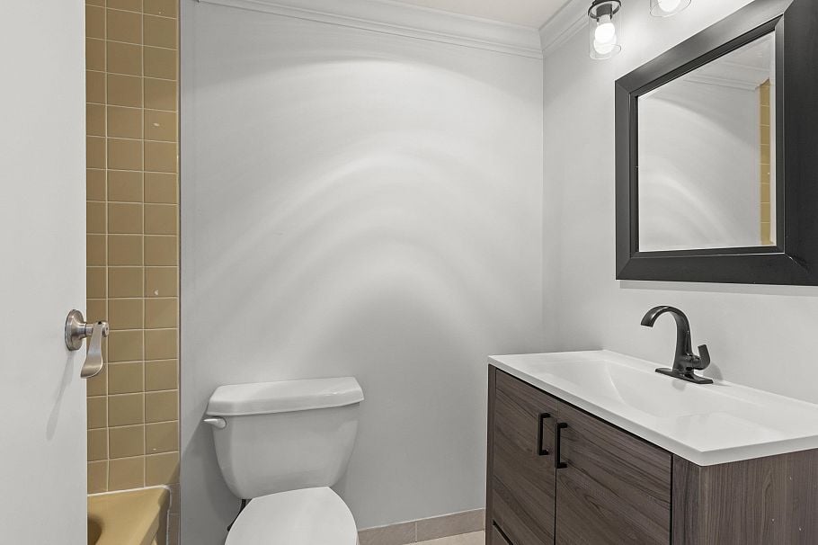 307 308 W 2nd Street North Vancouver, BC - 23