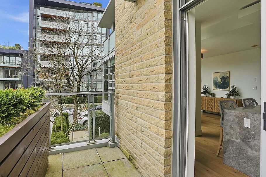 1576 W 8 Avenue Vancouver, BC - 14