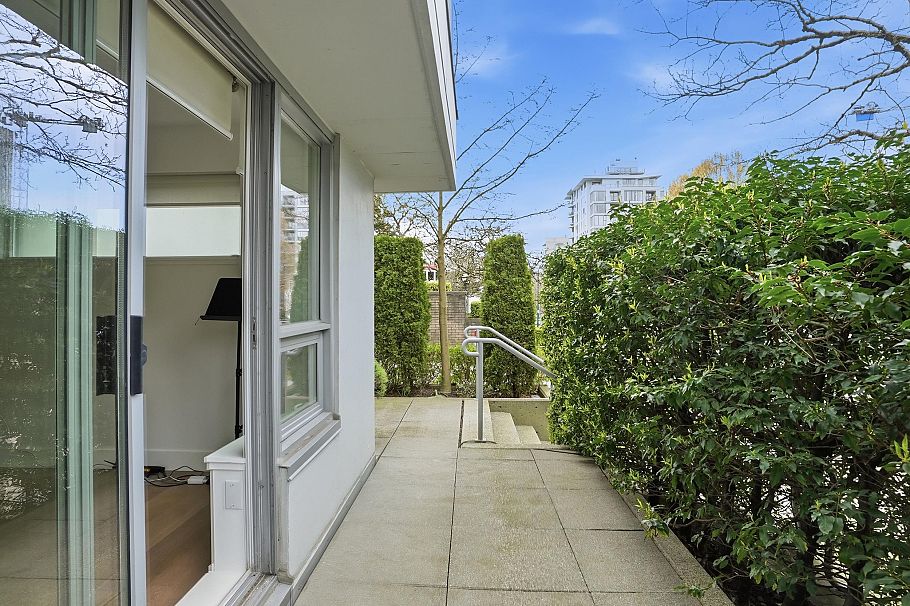 1576 W 8 Avenue Vancouver, BC - 16