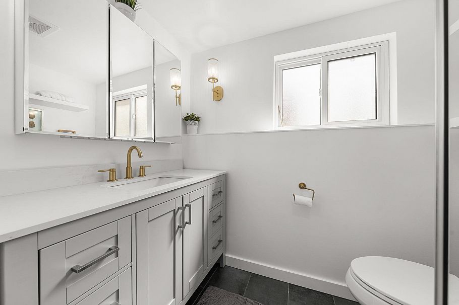 1118 Wendel Place North Vancouver, BC - 32