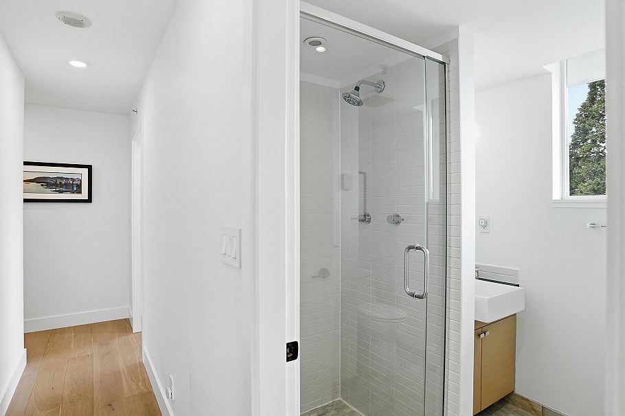 1576 W 8 Avenue Vancouver, BC - 18