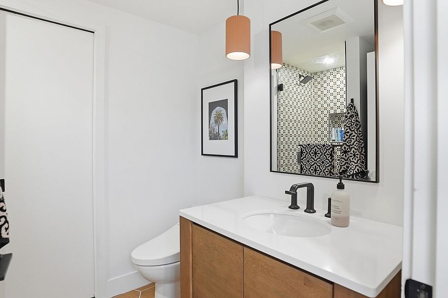1576 W 8 Avenue Vancouver, BC - 25