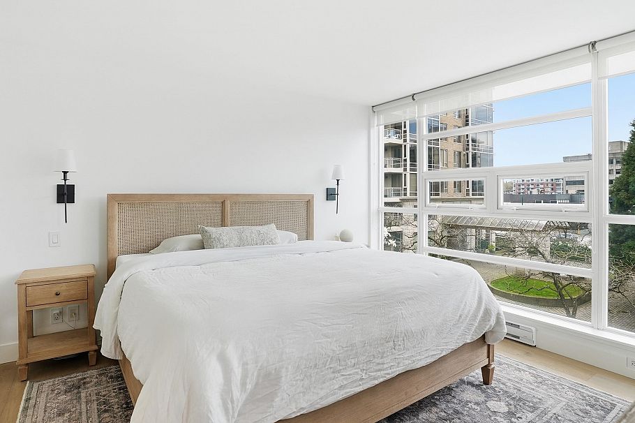1576 W 8 Avenue Vancouver, BC - 20