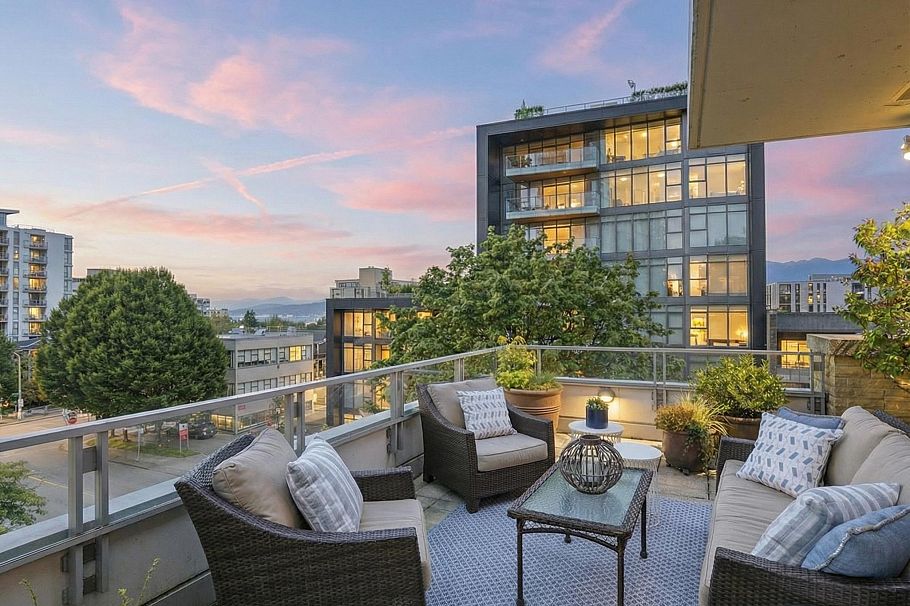 1576 W 8 Avenue Vancouver, BC - 1