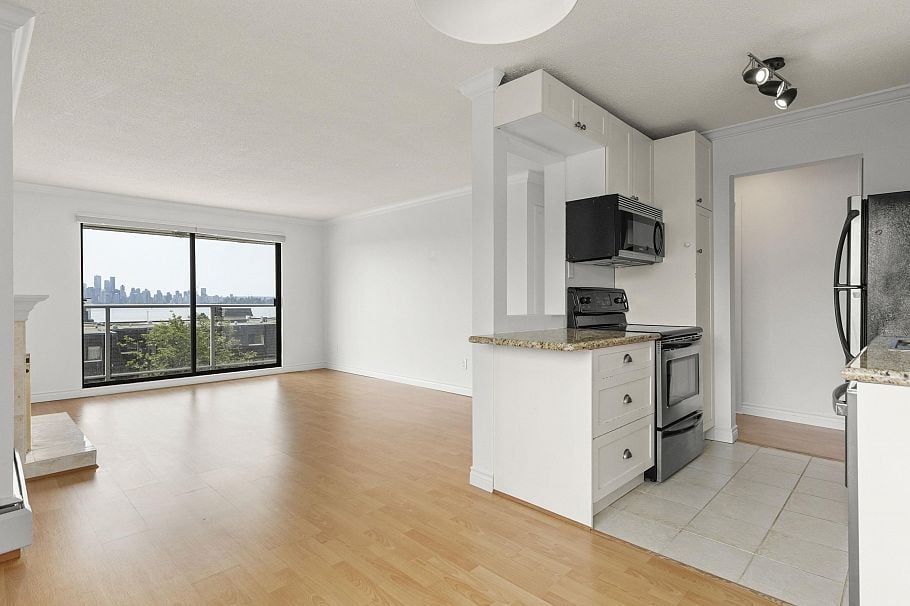 307 308 W 2nd Street North Vancouver, BC - 15