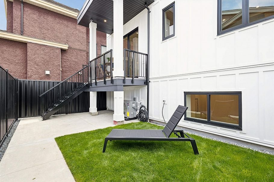 2 3637 E 46th Avenue Vancouver, BC - 36