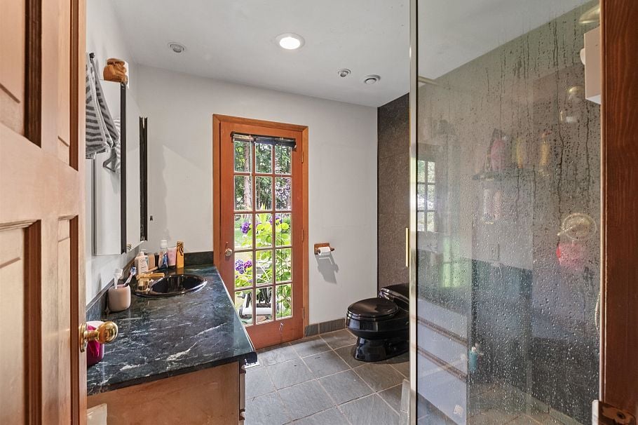 886 E 29th Street North Vancouver, BC - 16