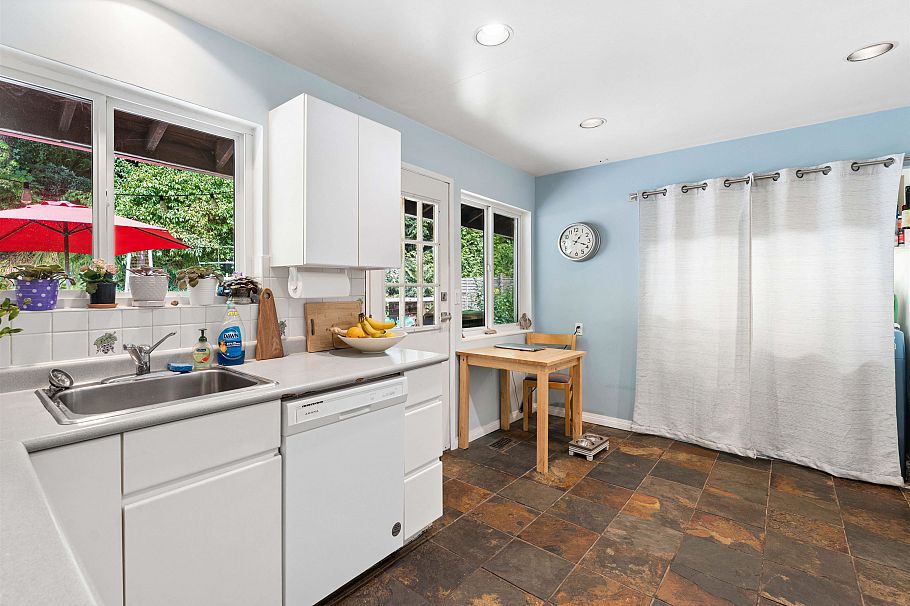 1525 Avonlynn Crescent North Vancouver, BC - 10