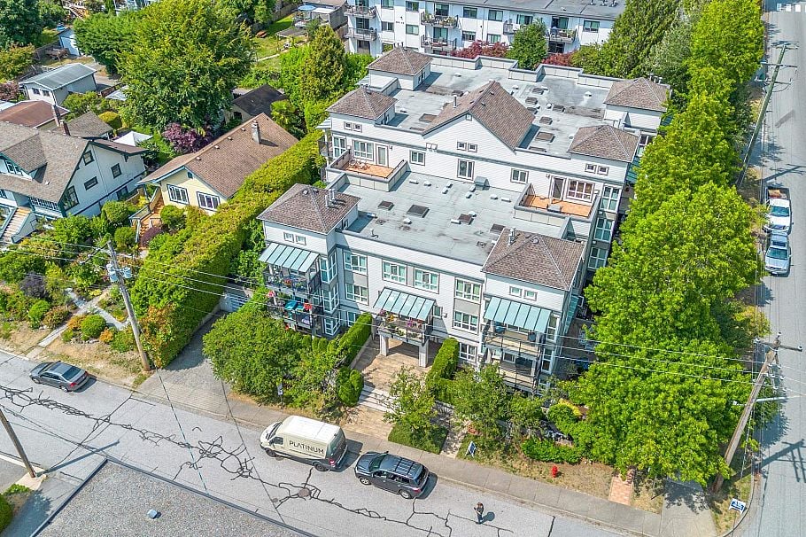 403 106 W Kings Road North Vancouver, BC - 2
