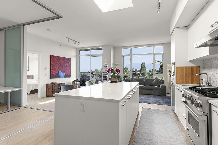 401 4355 W 10th Avenue Vancouver, BC - 1