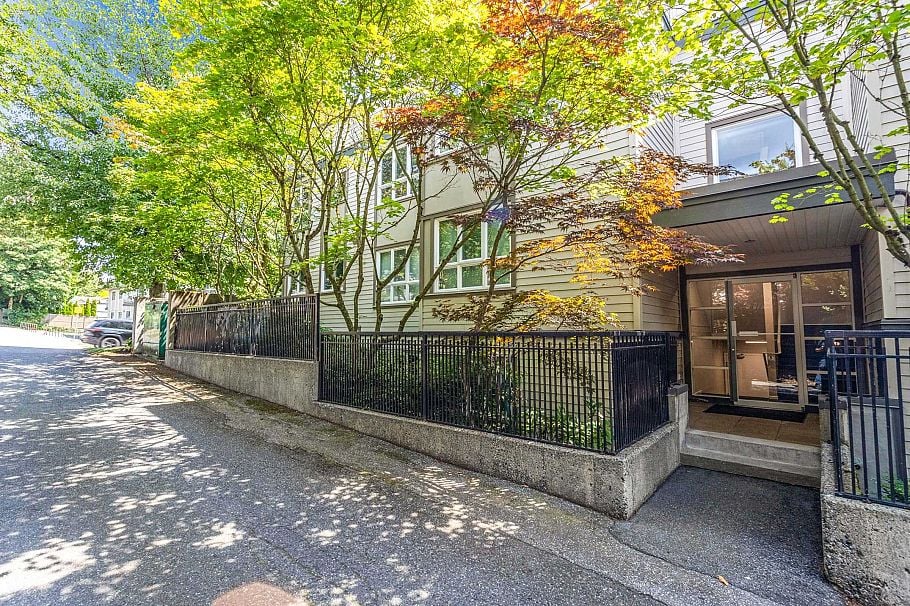 403 106 W Kings Road North Vancouver, BC - 26