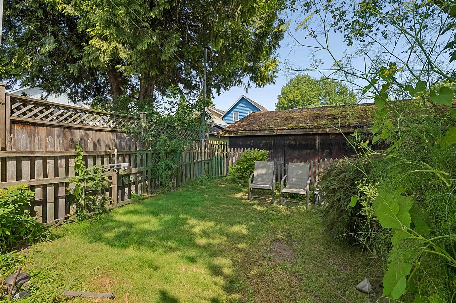 2231 E 25th Avenue Vancouver, BC - 32