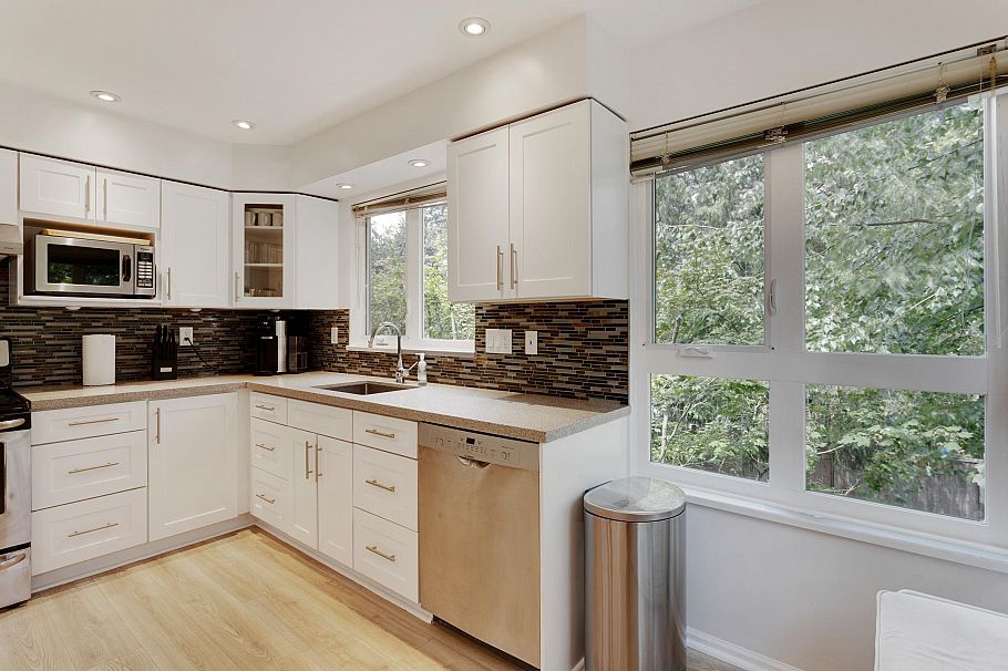 403 106 W Kings Road North Vancouver, BC - 11