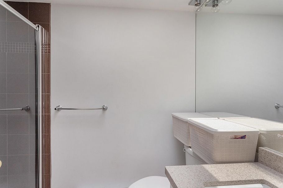 403 106 W Kings Road North Vancouver, BC - 17