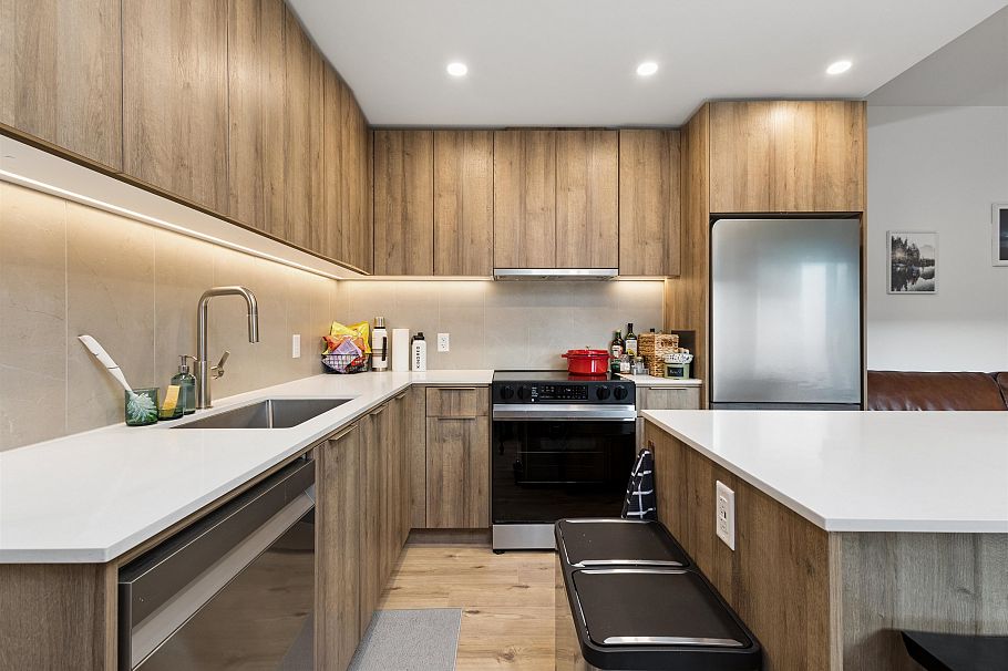 204 3596 Malsum Drive North Vancouver, BC - 2