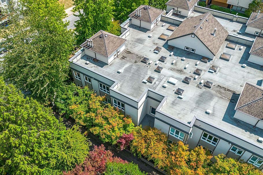 403 106 W Kings Road North Vancouver, BC - 32
