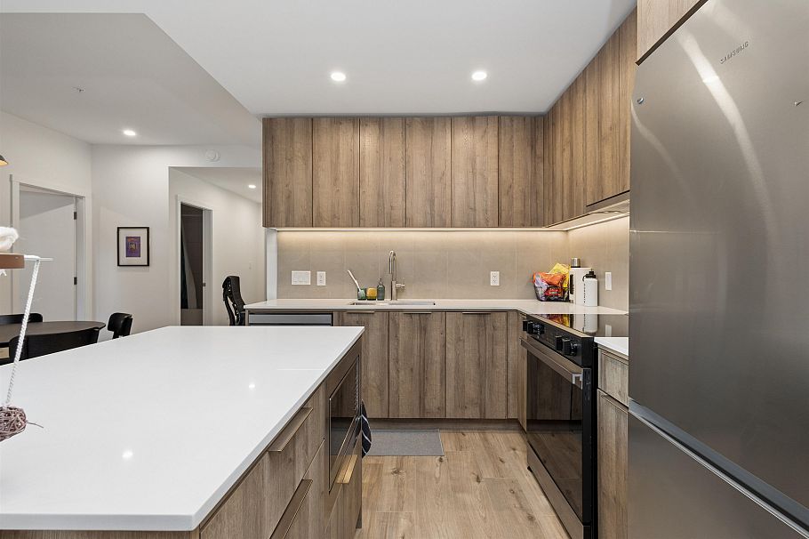 204 3596 Malsum Drive North Vancouver, BC - 3