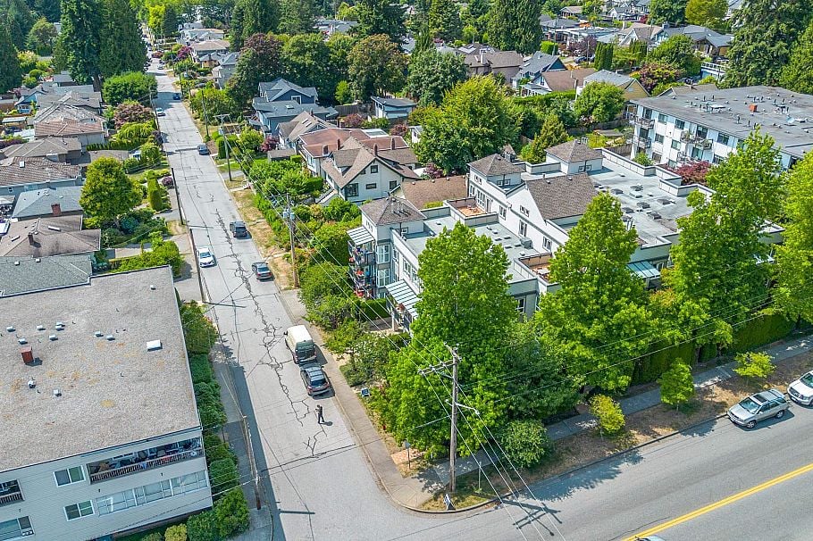 403 106 W Kings Road North Vancouver, BC - 31