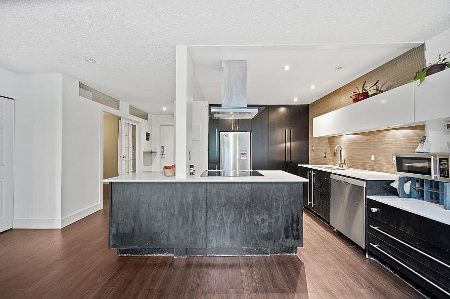 304 141 W 13th Street North Vancouver, BC - 10