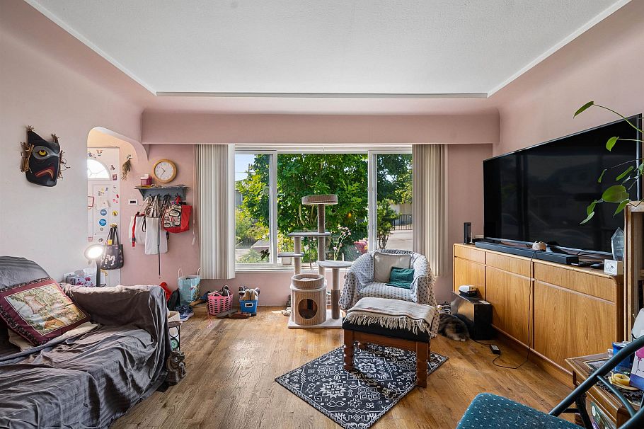 2231 E 25th Avenue Vancouver, BC - 9