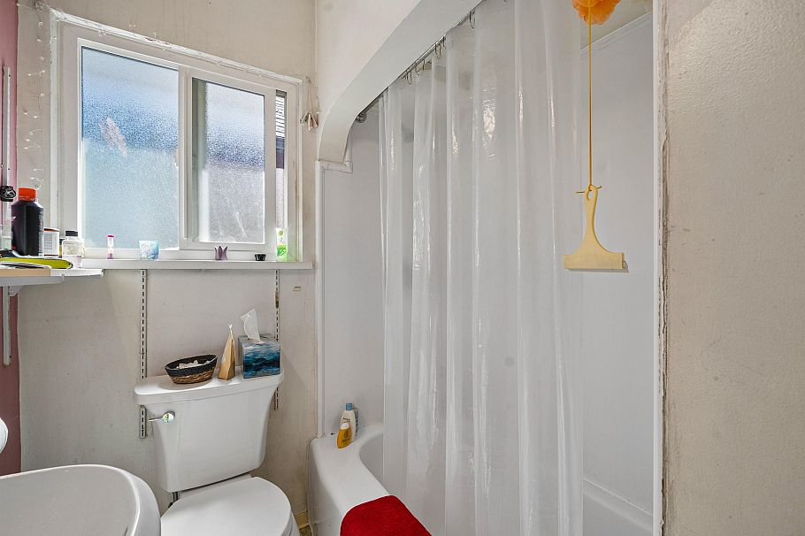 2231 E 25th Avenue Vancouver, BC - 3
