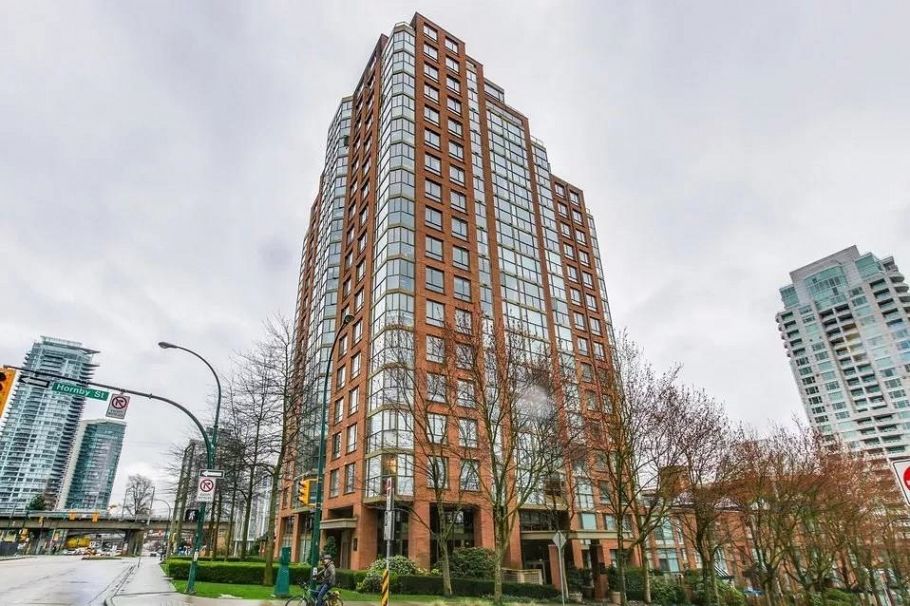 305 888 Pacific Street Vancouver, BC - 1