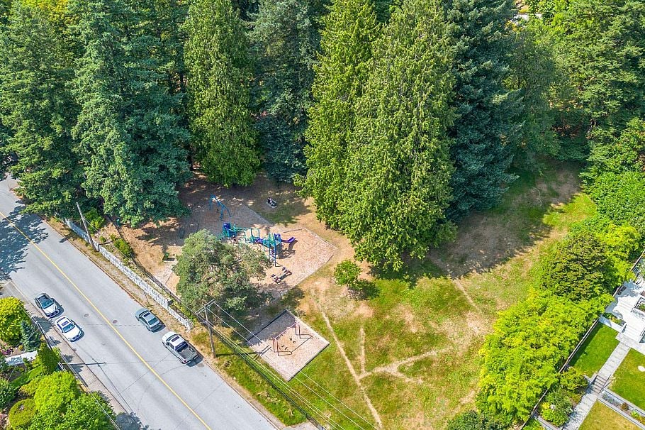 403 106 W Kings Road North Vancouver, BC - 36