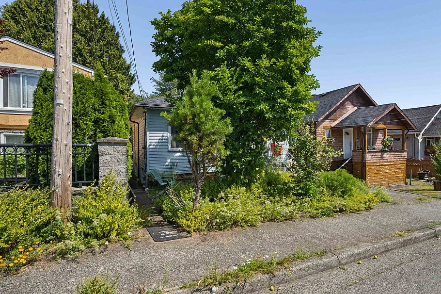 2231 E 25th Avenue Vancouver, BC - 37