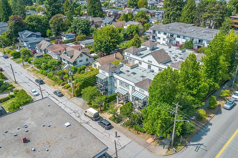 403 106 W Kings Road North Vancouver, BC - 30