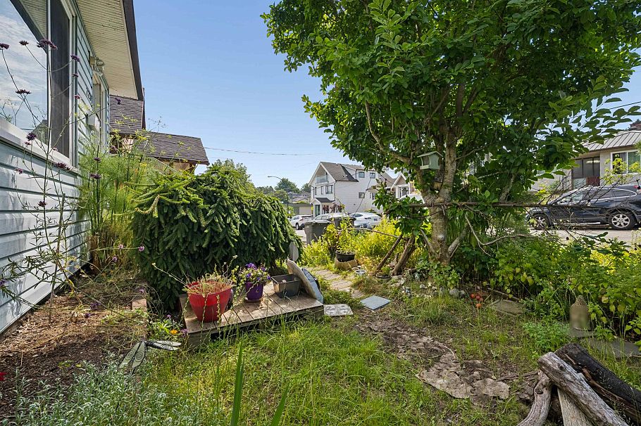 2231 E 25th Avenue Vancouver, BC - 36