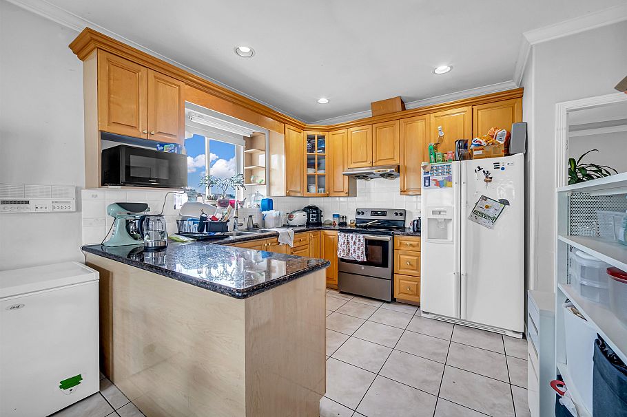 331 E 61st Avenue Vancouver, BC - 3