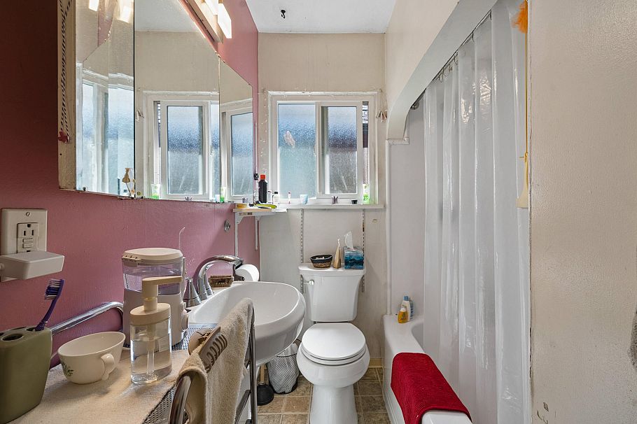2231 E 25th Avenue Vancouver, BC - 2