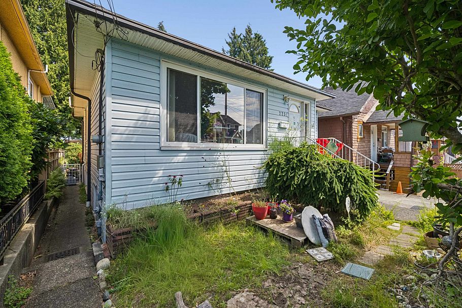 2231 E 25th Avenue Vancouver, BC - 35