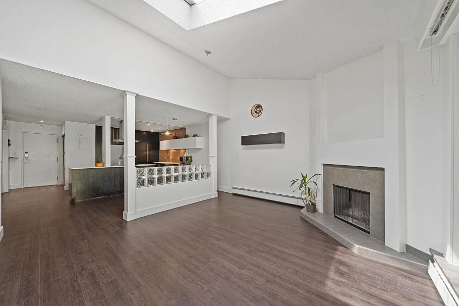 304 141 W 13th Street North Vancouver, BC - 5