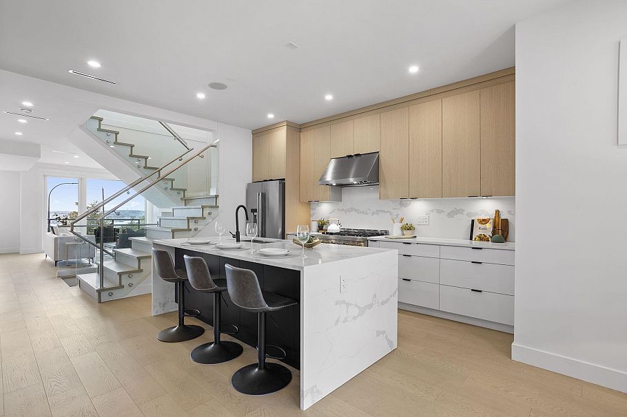 340 E Keith Road North Vancouver, BC - 17
